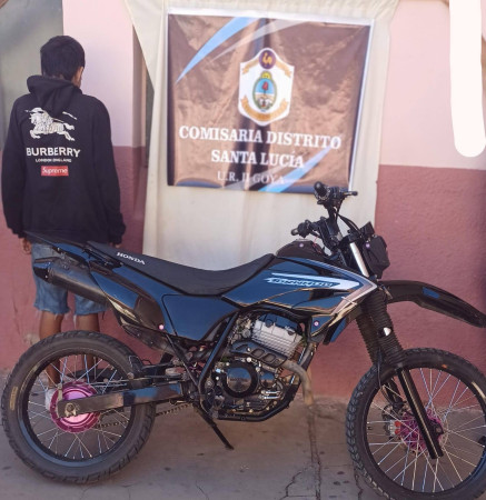 Recuperan una motocicleta robada tras un operativo policial en Santa Lucía